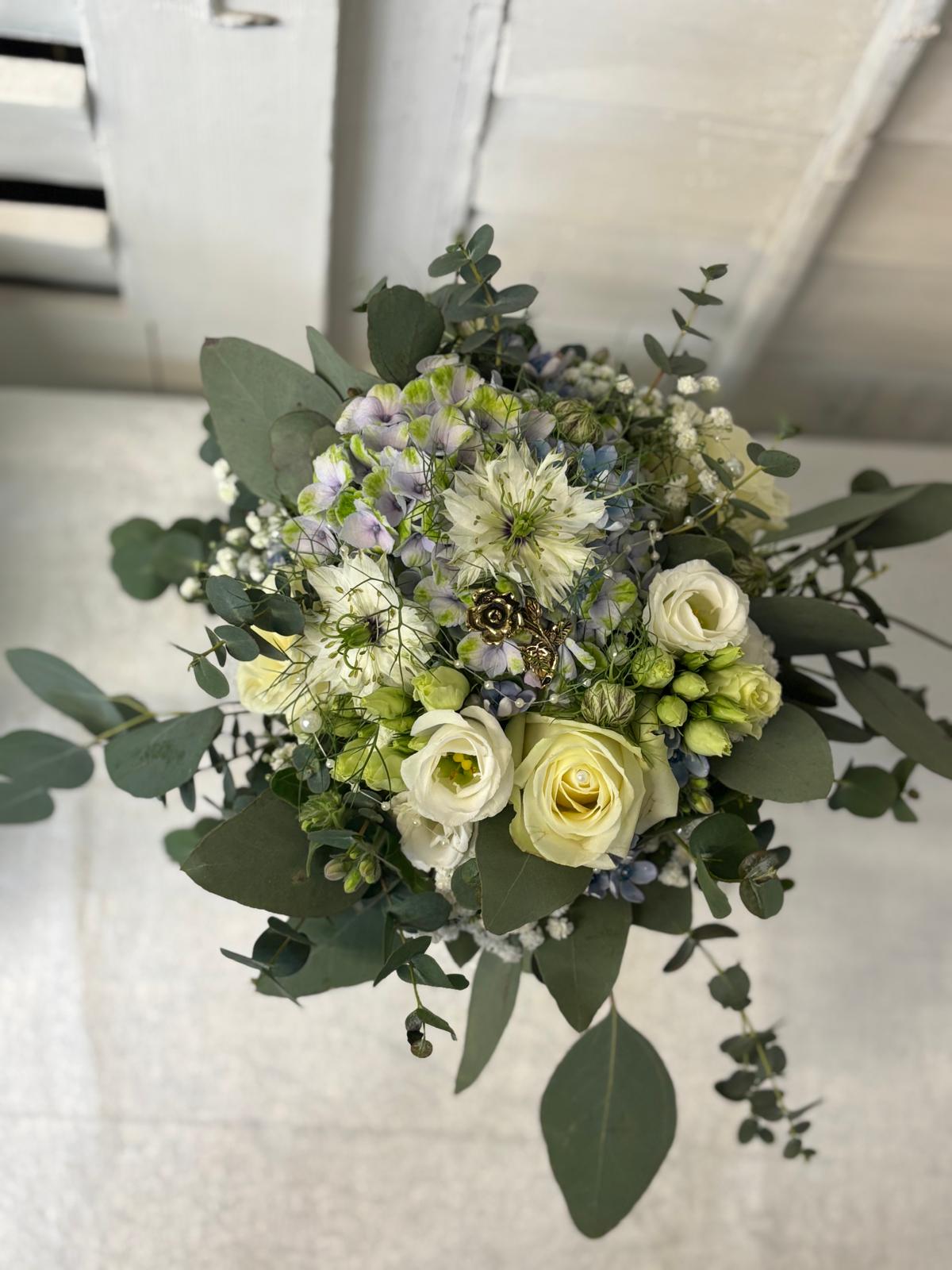 Hochzeitsarrangements mit weißen, gelben und blauen Blüten